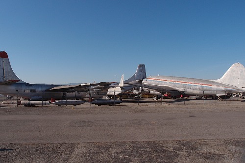 飛行機のジャンク・ヤード？ レストア前のジェット戦闘機が