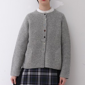 グレーのカーディガン