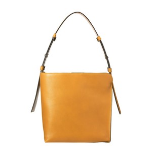 イエローのバッグ