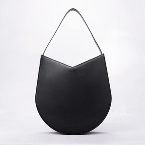 黒いショルダーバッグ