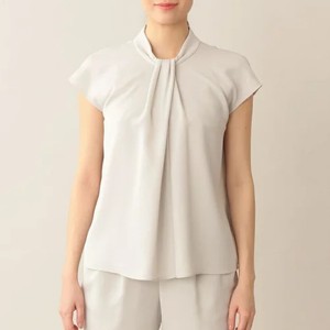 グレージュのブラウス