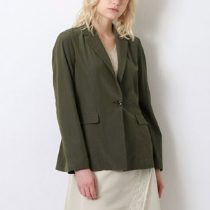 カーキ色のジャケット