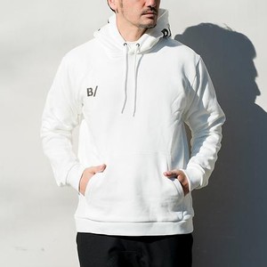 白いパーカー