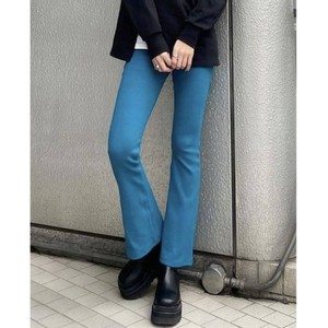 ブルーのフレアパンツ
