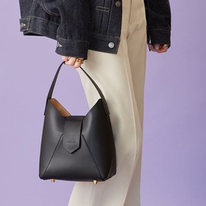 ブラックのレザーバッグ