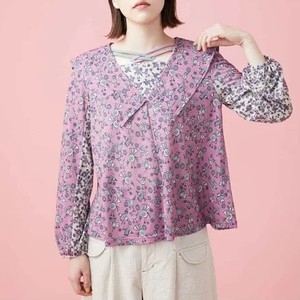 ピンクのプリントトップス