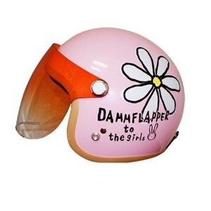 ピンクのヘルメット ピンクのヘルメット