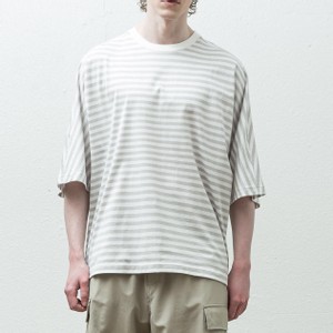 グレーのボーダーTシャツ