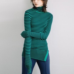 グリーンのボーダー柄ニットトップ