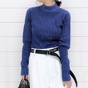 ブルーのリブニット