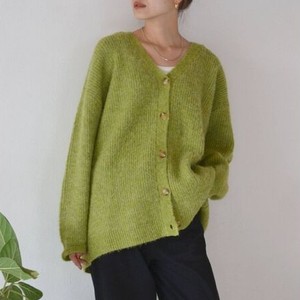 グリーンのカーディガン