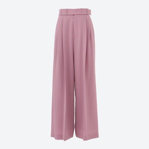 ピンクのワイドパンツ