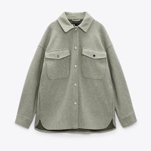 グレーのシャツジャケット