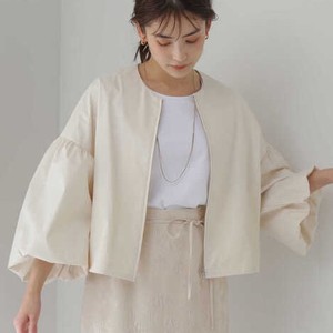 白いブルゾン