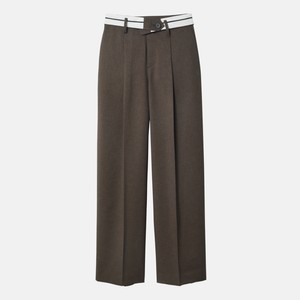 カーキのベルトパンツ