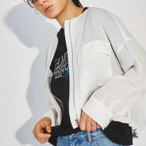 白いブルゾン