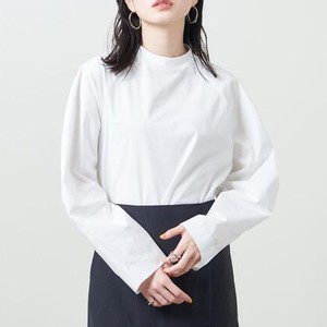 白いブラウス