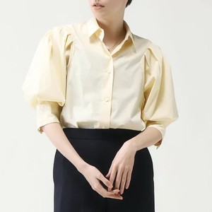 イエローのブラウス