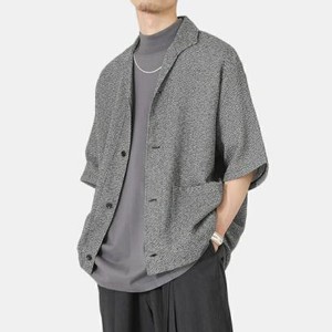 グレーのカーディガン