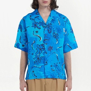 ブルーの花柄シャツ