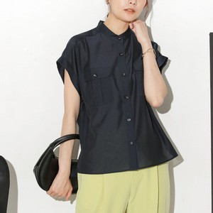 ネイビーのシャツ