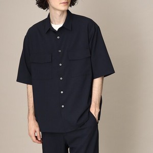 ネイビーのシャツ