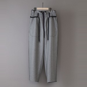 グレーのパンツ