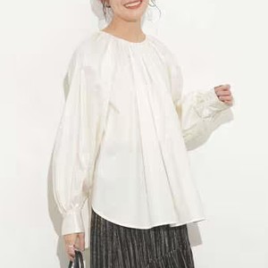白いギャザーブラウス 白いギャザーブラウス