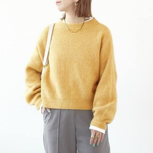 イエローのニット