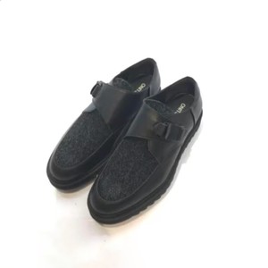 黒いシューズ