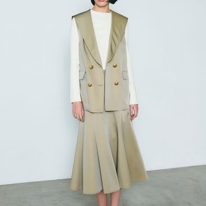 ベージュのサテンセットアップ ベージュのサテンセットアップ