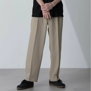 ベージュのパンツ