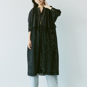 黒い刺繍ワンピース