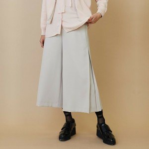 ベージュのワイドパンツ