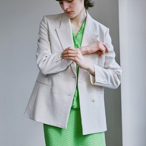 ベージュのジャケット