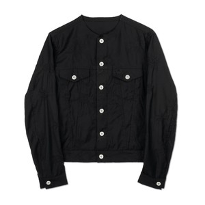 ブラックの刺繍ジャケット