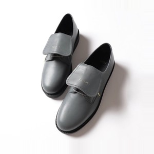 グレーのシューズ