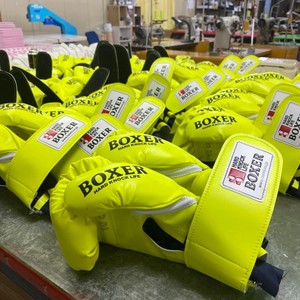 イエローのボクシンググローブ