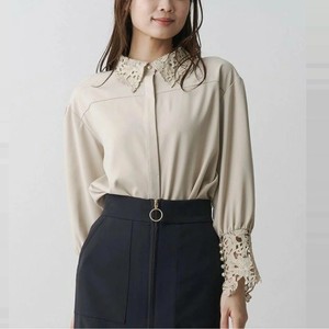ベージュのシャツ