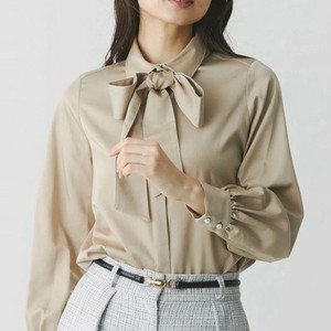ベージュのシャツ