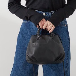 黒いショルダーバッグ