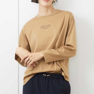 ベージュのロゴTシャツ
