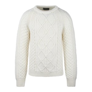 ケーブル編みニット