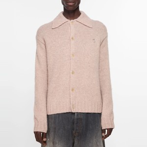 ピンクのカーディガン