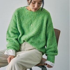 グリーンのニット