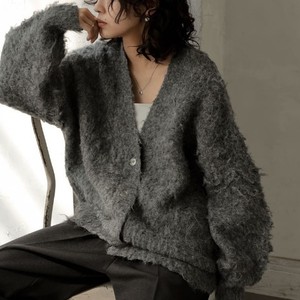 グレーのシャギーカーディガン