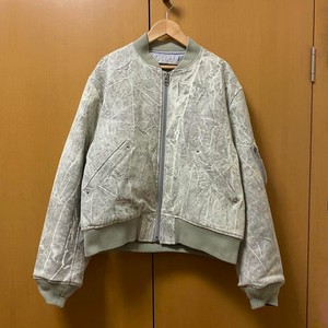 グレーのMA1ジャケット