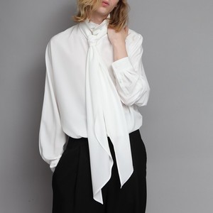 白いスカーフシャツ