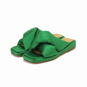 グリーンのサンダル