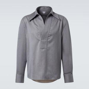 グレーのシャツ